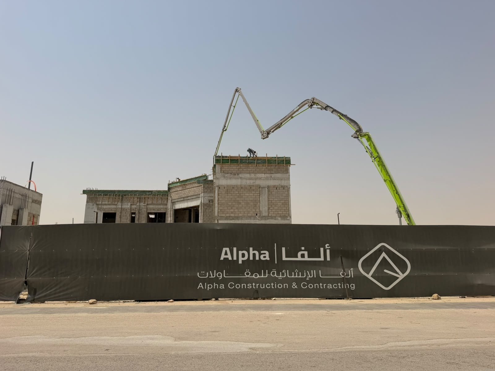 موقع تنفيذ فيلا لدى ألفا الإنشائية في الرياض — صبّ الخرسانة بالمضخة