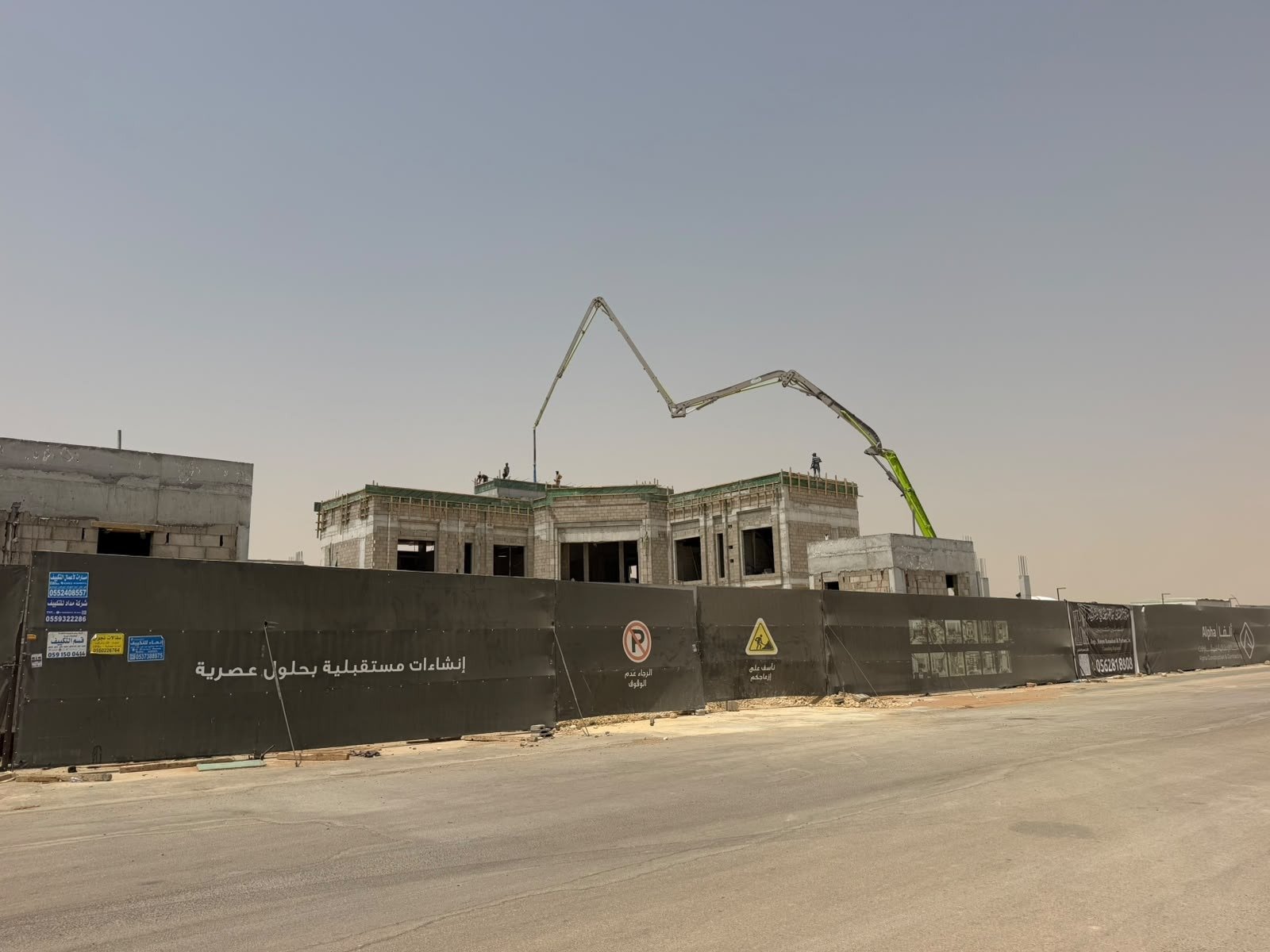 موقع تنفيذ فيلا لدى ألفا الإنشائية في الرياض — سياج الموقع بهوية ألفا